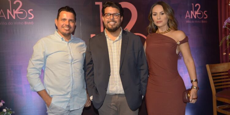 O anfitrião Werter entre o irmão Hudson e a cunhada Loreana Bandeira Rocha - Foto: Divulgação