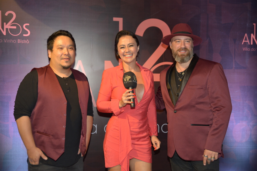 Os músicos Leonardo Haru e Sampel de SP entre a jornalista Rita Matos - Foto: Divulgação
