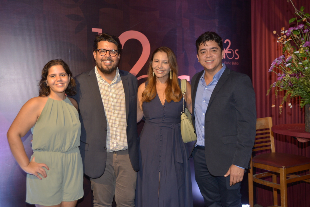 Luísa e Dra Keila Matos entre os anfitriões - Foto: Divulgação