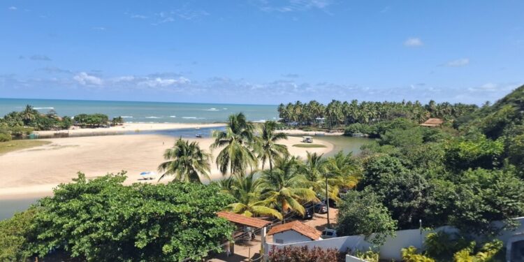 No Complexo Dunas de Marapé, além de banho no mar, é possível se refrescar nas águas do rio Jequiá - Foto: Gutemberg Bogéa