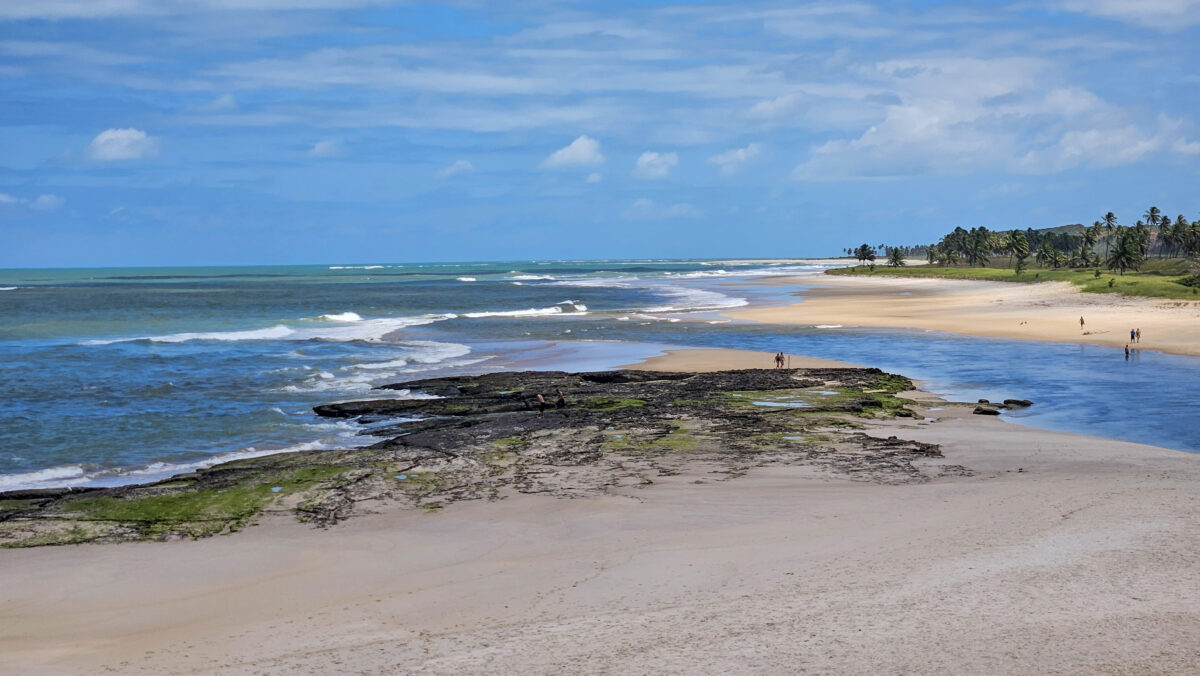 Encontro do rio Jequiá com o mar, visto do mirante do Complexo Dunas de Marapé - Foto: Juliana Vieira