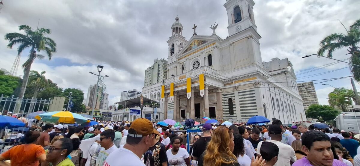 A movimentação intensa de fiéis no entorno da Basílica de Nossa Senhora de Nazaré é uma das imagens que marcam a festa - Foto: Gutemberg Bogéa