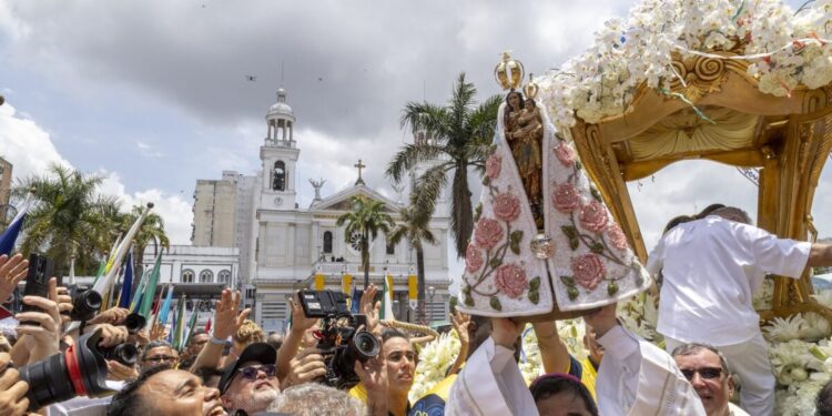 A emoção na principal procissão, na chegada da imagem de Nossa Senhora na Basílica Santuário de Nazaré - Foto: João Ramid