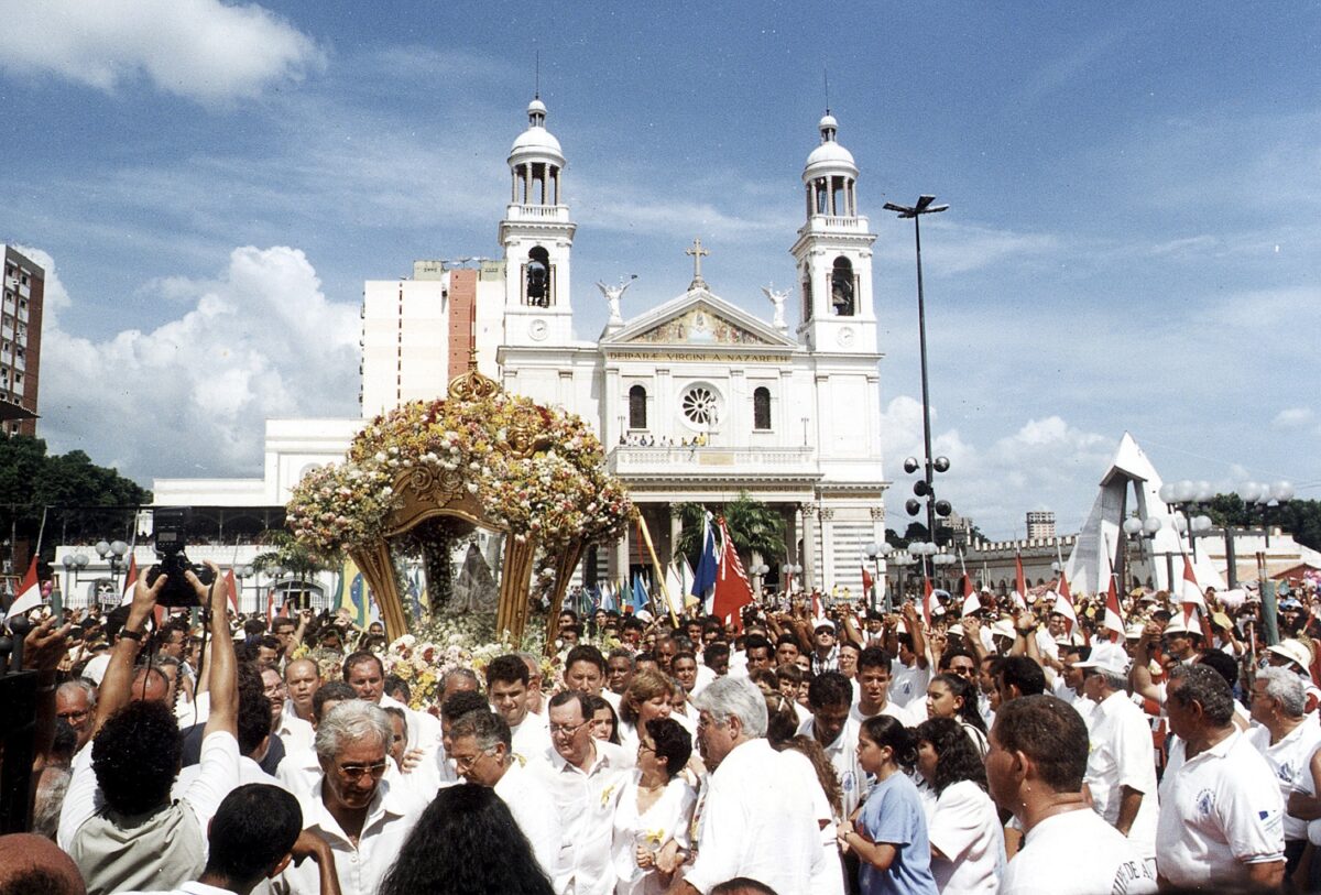 Milhares de fiéis são esperados para uma das maiores festas religiosas do país. No detalhe, a Berlinda percorrendo a Basílica de Nossa Senhora do Nazaré - Foto: João Ramid