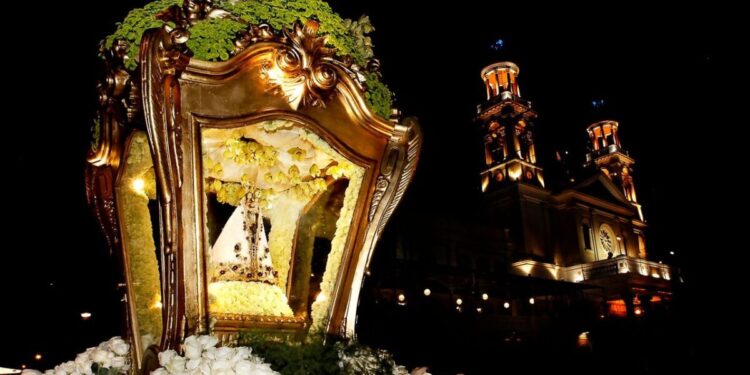 Tombada como Patrimônio Cultural de Natureza Material, a Berlinda é símbolo de Fé para milhões de devotos no Círio de Nazaré, em Belém - Foto: João Ramid