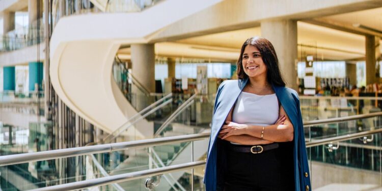 Leticia Costa é advogada, possui formação em Marketing e está concluindo uma graduação em Comunicação no exterior - Foto: Arquivo Pessoal