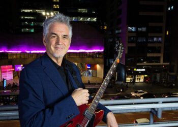 Mark Lambert, renomado cantor e guitarrista norte-americano, conhecido por sua habilidade em diversos estilos musicais - Foto: Divulgação