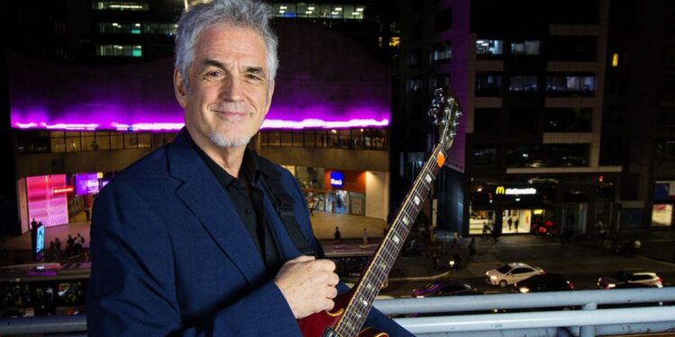 Mark Lambert, renomado cantor e guitarrista norte-americano, conhecido por sua habilidade em diversos estilos musicais - Foto: Divulgação