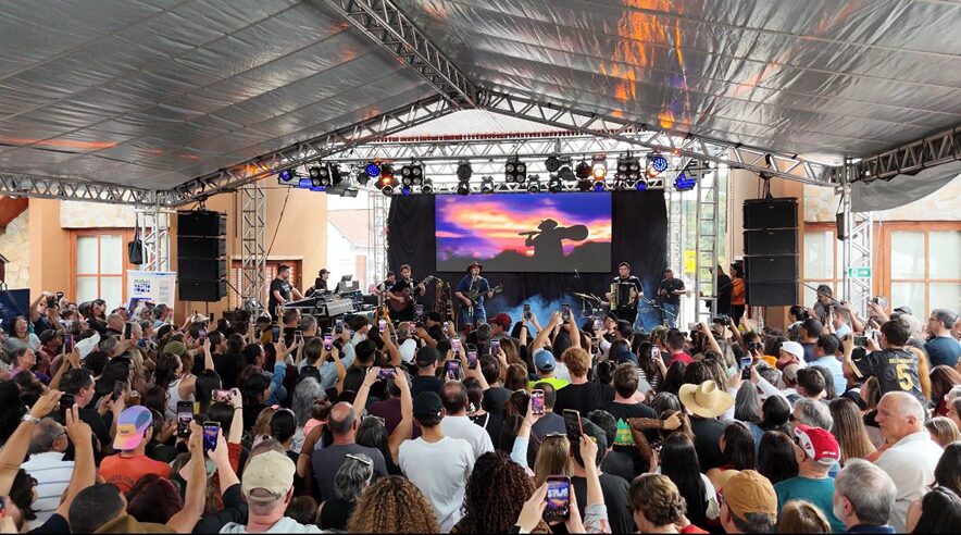 O show do cantor e multi-instrumentista Gabriel Sater, que reuniu 1,2 mil pessoas em Monte Verde - Foto: Divulgação