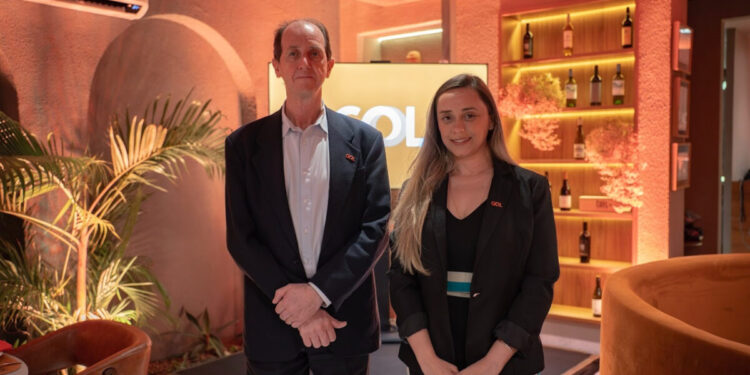 Marcos Tognato, especialista de Relações Institucionais, com Dayana Caldeira Abrantes, executiva Comercial da GOL, conduziram o evento em celebração à rota Petrolina-Salvador na noite desta quinta (23), em Petrolina - Foto: Victor Erlacher Espindula