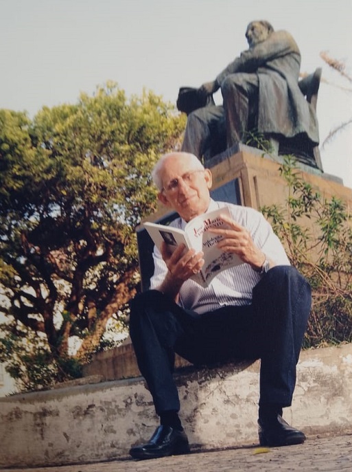 O poeta José Maria Nascimento na Praça João Lisboa - Foto: Meireles Jr