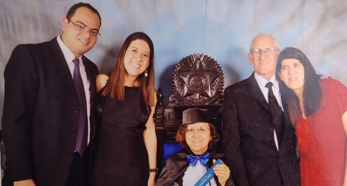 Advogado Carlos Eduardo Pereira da Silva, genro; Tayane Reis Nascimento, filha; Maria da Graça Reis Nascimento, esposa do poeta e Layane Reis Nascimento, filha - Foto: Divulgação