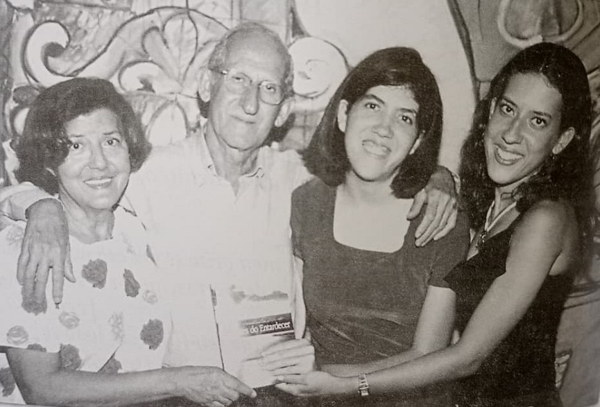 Da esquerda para direita, Maria da Graça, esposa: o poeta José Maria Nascimento e as filhas, Layane e Tayane - Foto: Divulgação