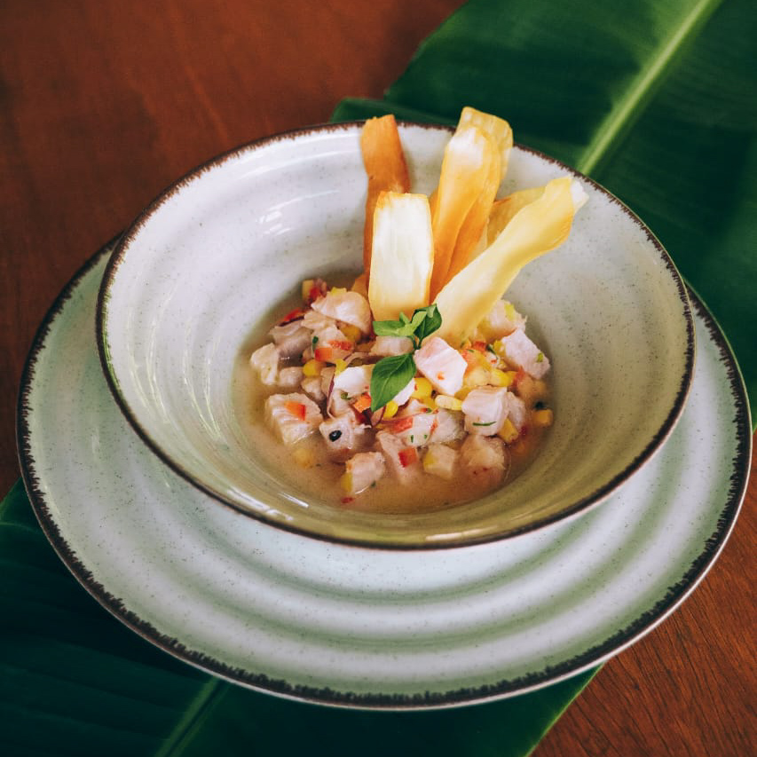 Ceviche de robalo com chips de batata doce crocante é uma das opções de entrada servidas pelo Okarú - Foto: Leo Castro