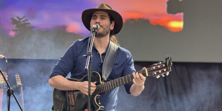 O cantor e multi-instrumentista Gabriel Sater durante show no festival - Foto: Divulgação