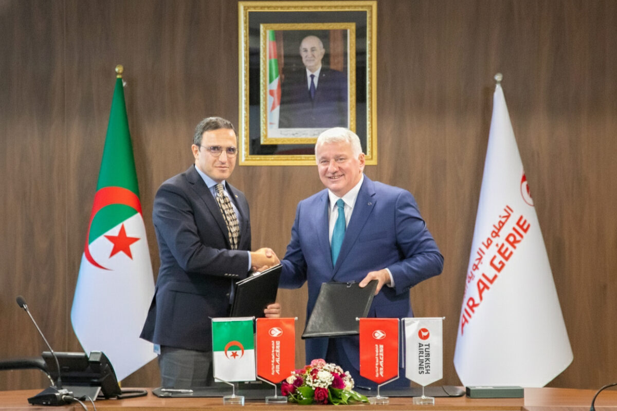 Hamza Benhamouda, da Air Algérie e Bilal Ekşi, da Turkish Airlines, durante assinatura do acordo - Foto: Divulgação