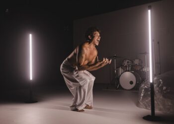 O renomado ator e um dos grandes nomes das artes cênicas brasileiras no espetáculo "Pequeno Monstro" - Foto: Divulgação