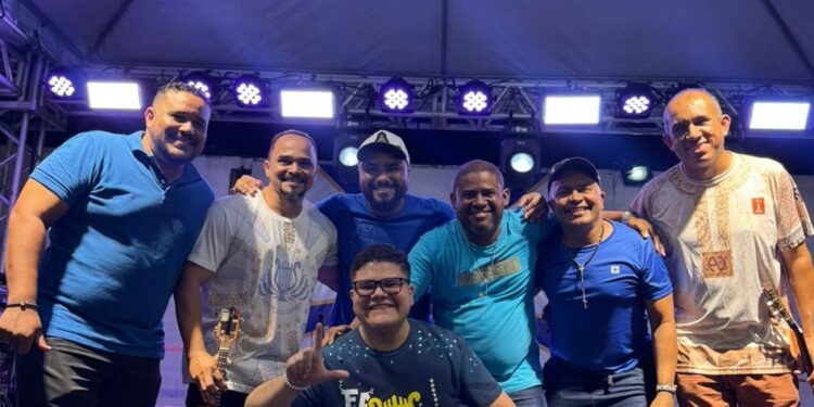 A tropa de elite musical do samba vencedor: Tunai Moura, Alysson, Luzian Filho, Nestor melodia, Jotha Júnior, Clayton Canhoto e Guilherme Soares (Agachado) - Foto: Divulgação
