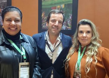 Reunidos no estande de Minas Gerais na Festuris, em Gramado, Patrícia Moreira, subsecretária de Turismo de Minas Gerais: David Seromenho, assessor de imprensa da TAP e Érica Maia, gestora da IGR Veredas – Foto: Gutemberg Bogéa