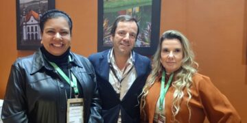 Reunidos no estande de Minas Gerais na Festuris, em Gramado, Patrícia Moreira, subsecretária de Turismo de Minas Gerais: David Seromenho, assessor de imprensa da TAP e Érica Maia, gestora da IGR Veredas – Foto: Gutemberg Bogéa