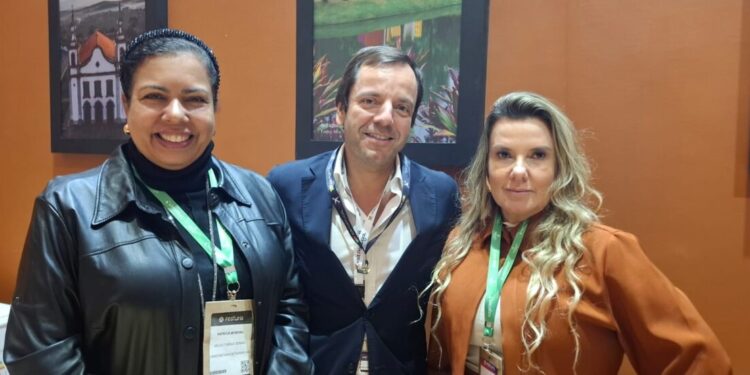 Reunidos no estande de Minas Gerais na Festuris, em Gramado, Patrícia Moreira, subsecretária de Turismo de Minas Gerais: David Seromenho, assessor de imprensa da TAP e Érica Maia, gestora da IGR Veredas – Foto: Gutemberg Bogéa