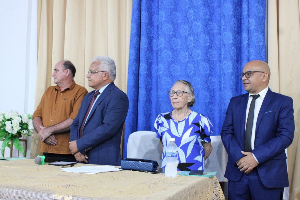 O prefeito, Nato; o presidente da Academia , Washington Cantanhêde; a secretária  Maria dos Reis; e o presidente da Câmara, Aleilson - Foto: Divulgação