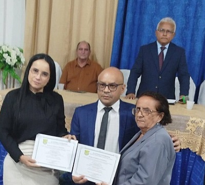 Esposa e mãe de Gervásio Maciel (homenageado in memoriam) com o presidente da Câmara Municipal, o vereador Aleilson - Foto: Divulgação