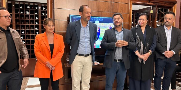 Alexandre Damasceno, empresário e proprietário da Vinicola Vale do Gongo; Bárbara Botega, Secretária de Estado de Cultura e Turismo de Minas Gerais; Itallo Mendes, Secretário Municipal de Turismo de Grão Mogol e presidente da Associação Nacional de Secretários e Dirigentes Municipais de Turismo (Anseditur); Diêgo Fagundes, prefeito de Grão Mogol; Patrícia Moreira, Subsecretaria de Turismo de Minas Gerais Gustavo Campos, Secretário de Turismo de Conceição do Mato Dentro - Foto: Divulgação