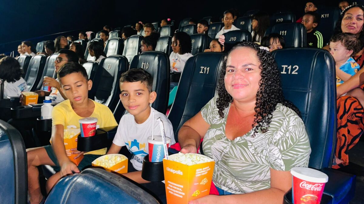 A dona de casa Maurilene Santos foi com os filhos Arthur e Enzo, que estavam pela primeira vez em um cinema - Foto: Divulgação