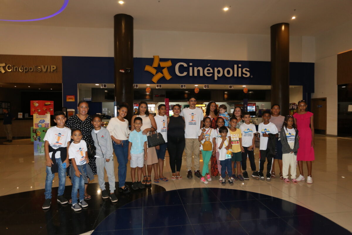 Uma comissão voluntária formada por pais e mães da comunidade acompanhou as crianças até o cinema - Foto: Divulgação