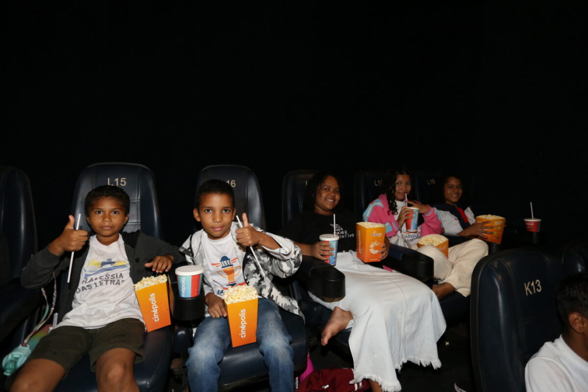 A garotada, além do filme, também aprovou a dupla – pipoca e refrigerante - Foto: Divulgação