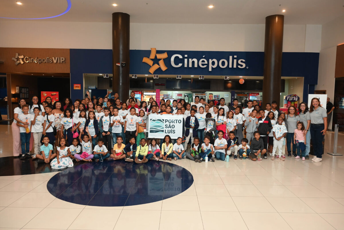 Comunidade reunida para celebrar o Dia da Criança no cinema, a convite do Porto São Luís - Foto: Divulgação