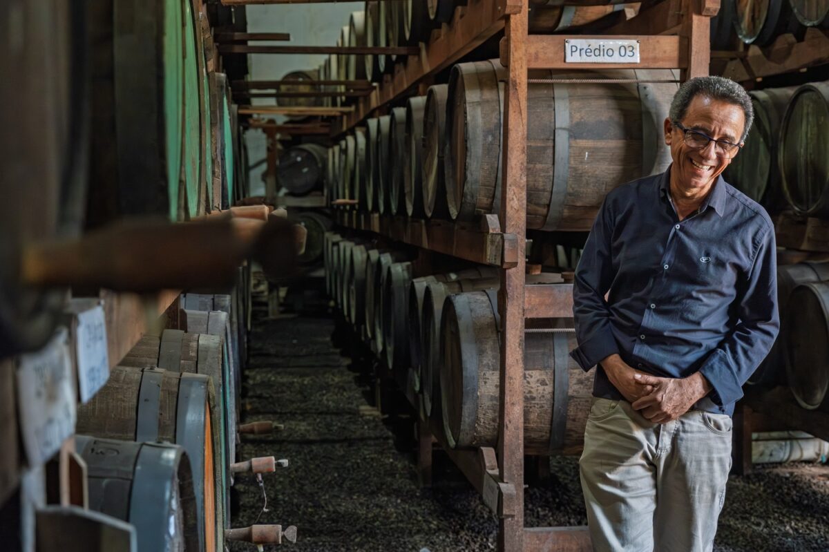 João Geraldo Mendes, da Cachaçaria João Mendes, referência na produção artesanal da bebida em Minas Gerais - Foto: Tamás Bodolay