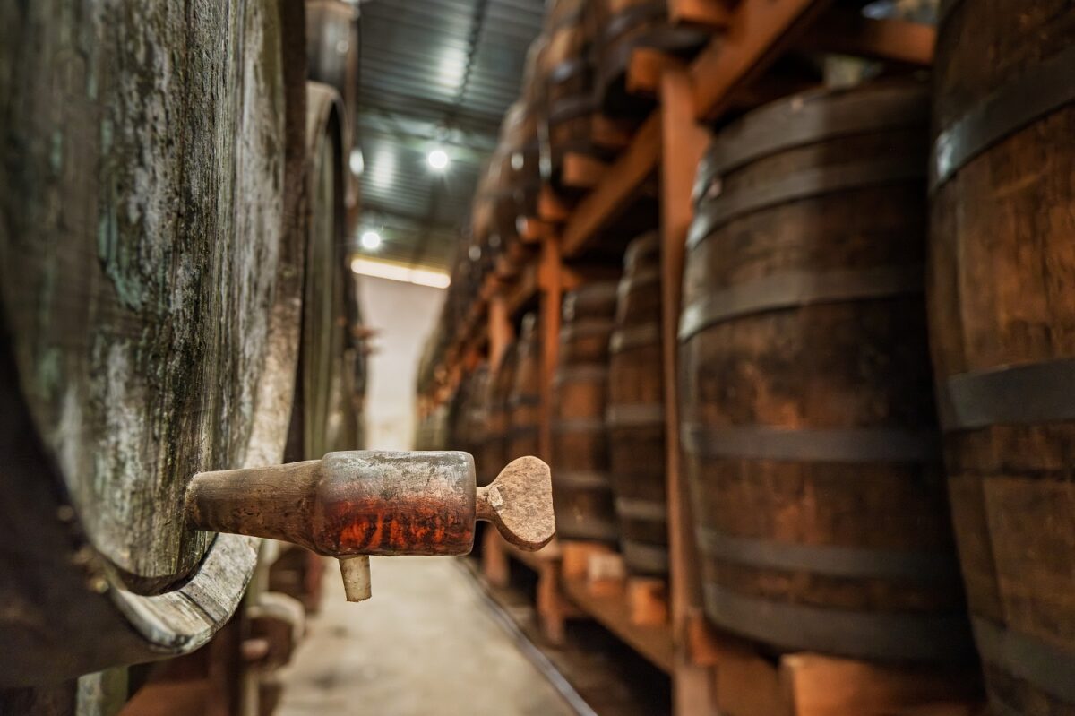 A Cachaçaria João Mendes mantém uma produção de 180 a 250 mil litros diário, aproximadamente duas mil garrafas por dia - Foto: Tamás Bodolay