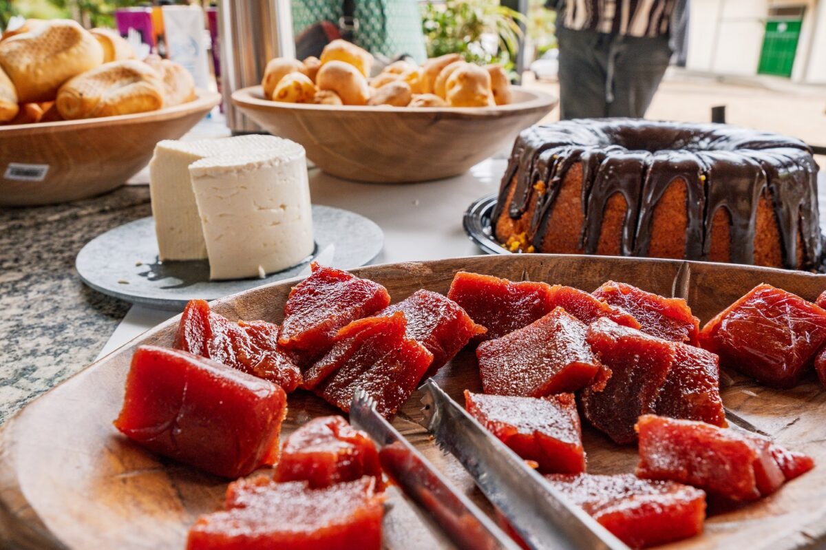 Mesa é farta de quitutes, bolos, pães, doces, queijos da Serra da Canastra, café artesanal, caldo de cana e, claro, uma boa dose de cachaça para abrir o apetite - Foto: Tamás Bodolay
