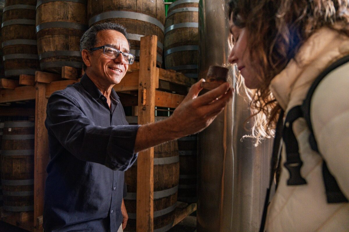 O aroma da boa cachaça destilada fabricada por seu João Mendes, em Perdões, Minas Gerais - Foto: Tamás Bodolay
