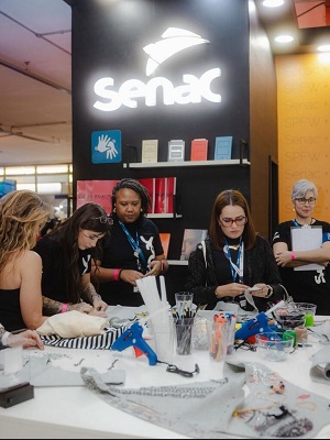 Instrutoras de Moda de diferentes regionais participaram da oficina de customização - Foto: Divulgação