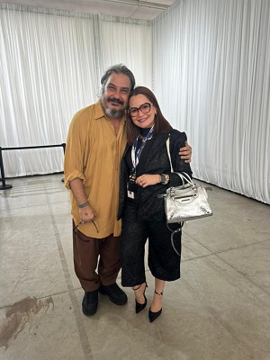 A Instrutora de Moda do Senac/MA, Ludmylla Costa, juntamente com o estilista João Pimenta - Foto: Divulgação