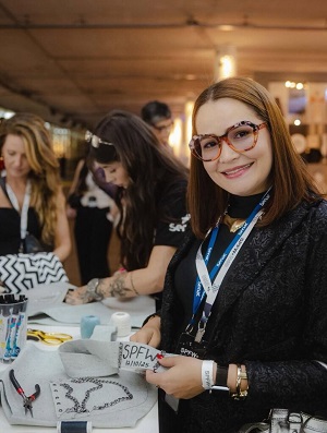 A Instrutora de Moda do Senac/MA, Ludmylla Costa, juntamente com o estilista João Pimenta. Na ocasião, Ludmylla participou da oficina de customização promovida pelo Senac/SP - Foto: Divulgação