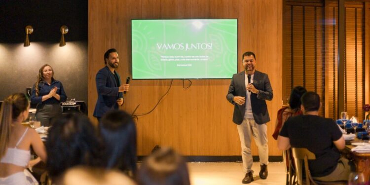Em apresentação descontraída, sócios-diretores do Vila Aty, do restaurante Okarú e da agência Gaivota falaram das ações com foco na experiência do cliente e na sustentabilidade - Foto: Ana Lima