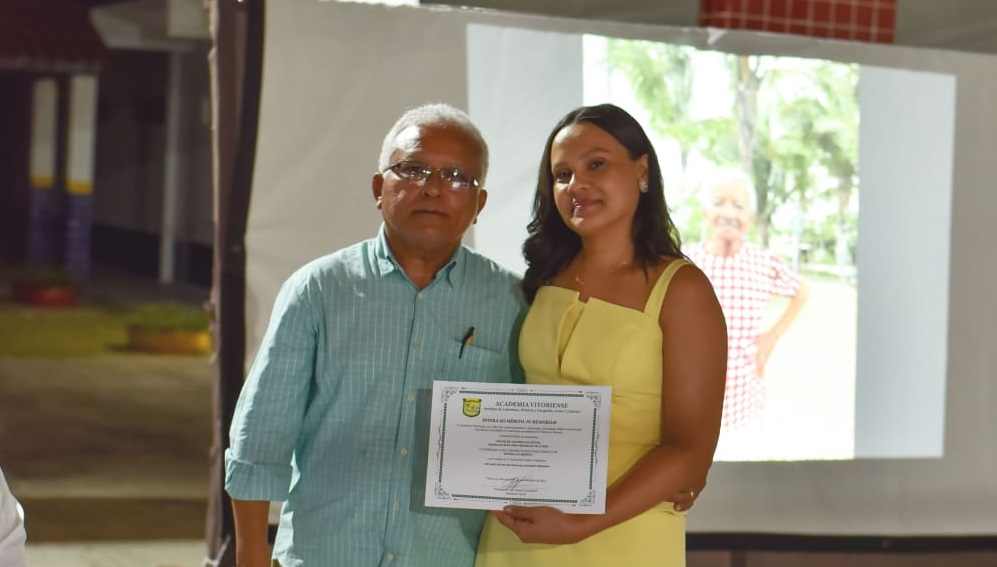 Gysele Martins Cantanhêde recebendo o diploma em memória à Dona Iranilde Queiroz de Sousa, primeira marreteira (vendedora ambulante), vinda de Arari, fixando residência posteriormente em Vitória do Mearim - Foto: Divulgação