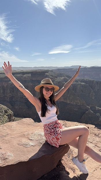 Com base em vulnerabilidade, transparência e narrativa contínua, ela se tornou referência de confiança em um nicho que reúne mais de 4,5 milhões de brasileiros no exterior - Foto: Divulgação