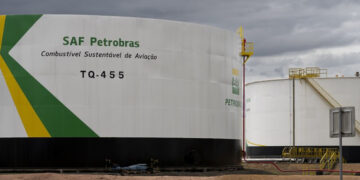 O SAF é considerado peça-chave para a redução das emissões de gases de efeito estufa na aviação civil e ocupa posição central nas estratégias globais de descarbonização do transporte aéreo - Foto: Divulgação