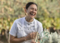 Chef Flavia Amad celebra a conquista da estrela verde do Guia Michelin concedida ao restaurante Osadía de Crear, da renomada vinícola Suzana Balbo Winery - Foto: Divulgação