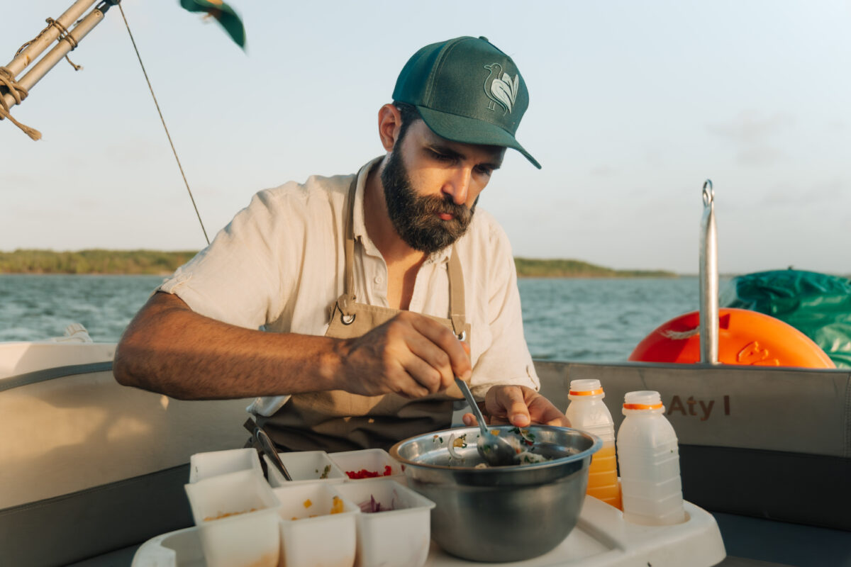 Chef de cozinha prepara ceviche com peixe pescado na hora durante o passeio - Foto: Christian Mídia