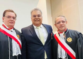 Condecorado com o Grau de Oficial da Ordem Timbira do Mérito Judiciário do Trabalho, o advogado Júlio Moreira Gomes Filho entre os Desembargadores Gérson Oliveira Costa Filho e James Magno Araújo Farias - Foto: Divulgação