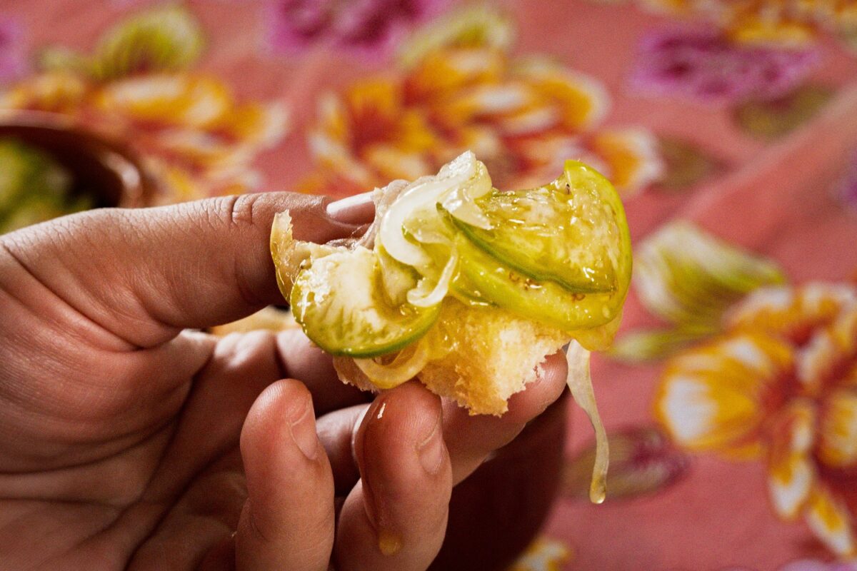 O ceviche de jiló é uma especialidade da casa: insumos vêm de produtores locais ou da própria horta - Foto: Tamás Bodolay