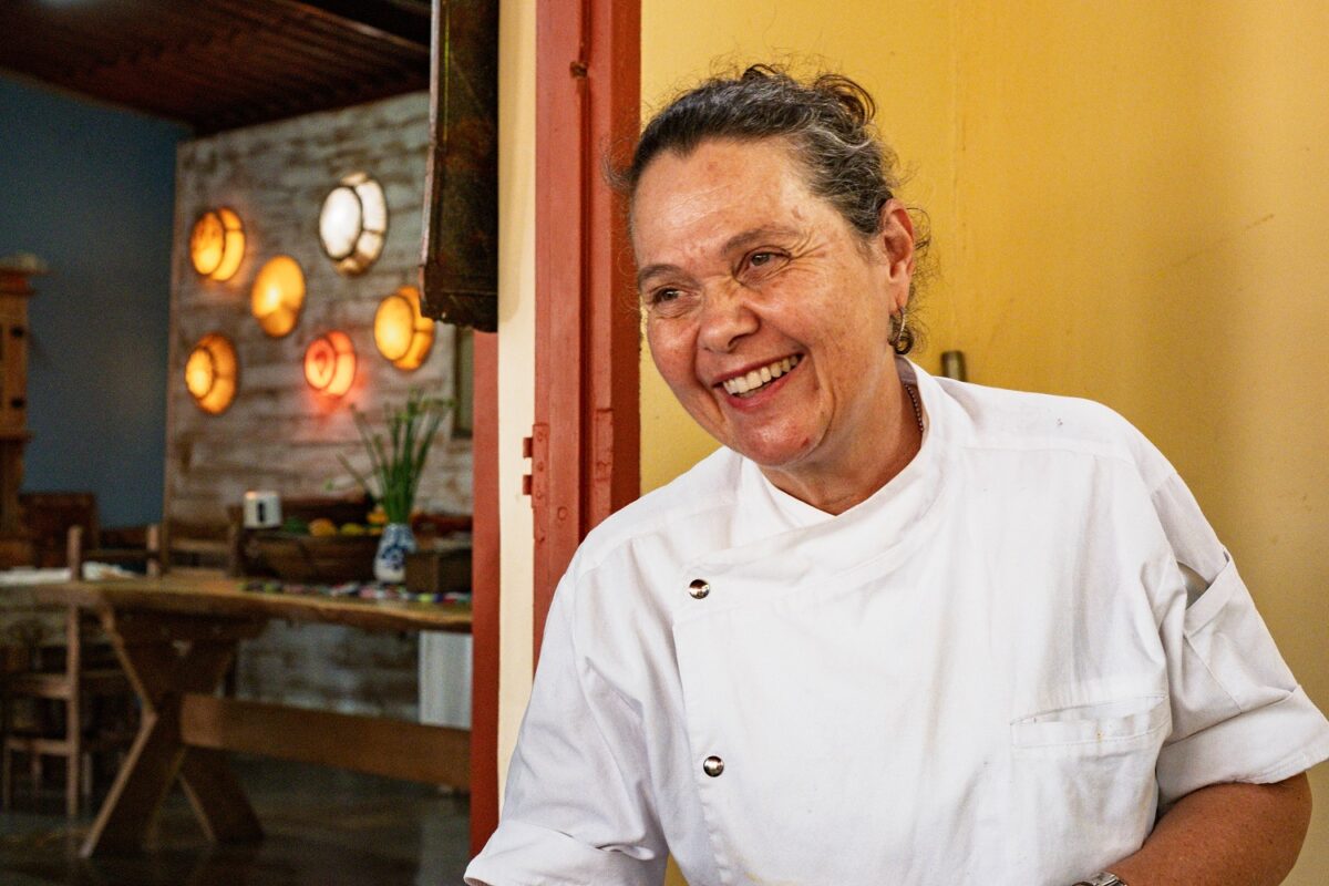 Rozângela Leite comanda restaurante localizado no roteiro das cachoeiras, no meio do Cerrado de São Thomé das Letras - Foto: Tamás Bodolay