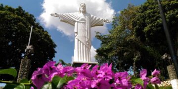 O Cristo, que completou 73 anos em 2025, fica no alto de uma montanha e conta com uma linda vista da região – Foto: Gerson Cordeiro