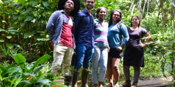 O Coordenador de ESG da empresa Renato Lemos com lideranças comunitárias de Alcântara; que são aliados da empresa na criação da Reserva Particular do Patrimônio Natural (RPPN) Shipping Protection - Foto: Divulgação  